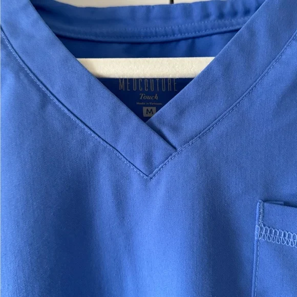 2 Pack Med Couture V Neck Scrub Top Chest Pocket Tuck in Ciel Blue Uniform (2) - Picture 12 of 13